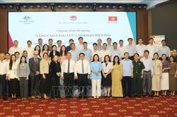 Ph&aacute;t triển nguồn nh&acirc;n lực, n&acirc;ng cao năng lực khu vực c&ocirc;ng