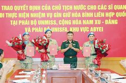 Trao Quyết định của Chủ tịch nước cho ba sĩ quan đi thực hiện nhiệm vụ g&igrave;n giữ h&ograve;a b&igrave;nh Li&ecirc;n hợp quốc
