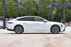 Xe điện dài hơn 5 mét, mạnh 383 mã lực, giá gần 700 triệu đồng