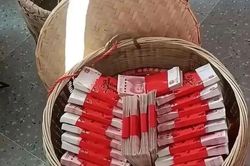 Chú rể mang hơn 800 triệu tiền mặt đựng trong giỏ tre đến lễ đính hôn, nhìn kỹ ai cũng bất ngờ