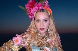 Madonna lộng lẫy trong thiết kế váy mạ vàng mừng sinh nhật tuổi mới