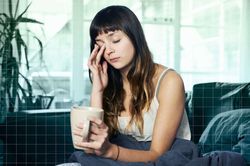 Vì sao cơ thể dễ mệt vào buổi chiều? 4 thói quen có thể là nguyên nhân