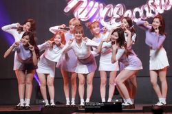 TWICE lập thêm thành tích khủng tại Nhật nhờ bản hit đình đám