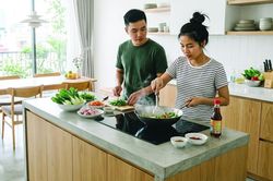 Sẻ chia việc nhà, vợ chồng cùng thăng tiến