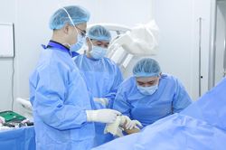 Sau 3 ngày phẫu thuật gãy xương, bé gái 14 tuổi có thể vận động tay