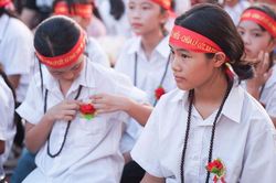Học sinh xúc động với nghi thức bông hồng cài áo trong lễ Vu Lan