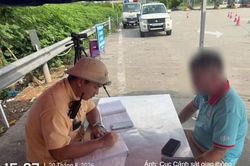 Xử phạt t&agrave;i xế sử dụng điện thoại khi điều khiển xe kh&aacute;ch tr&ecirc;n cao tốc