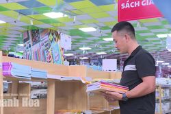 Thiếu cục bộ s&aacute;ch gi&aacute;o khoa, phụ huynh phải đi nhiều nơi t&igrave;m mua