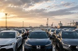 'Gọng k&igrave;m k&eacute;p' tỷ gi&aacute; v&agrave; địa ch&iacute;nh trị: B&agrave;i to&aacute;n sinh tồn của &ocirc; t&ocirc; nhật H2/2026