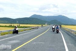 Tuyến tránh Tri Tôn: Không dừng, đỗ xe dưới lòng đường để chụp ảnh