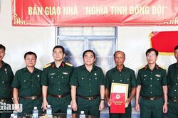 Trao nh&agrave; Nghĩa t&igrave;nh đồng đội trong chuỗi hoạt động Tết Qu&acirc;n - D&acirc;n