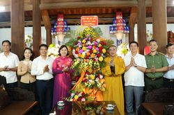 Phó Chủ tịch Thường trực HĐND tỉnh Trần Thị Hằng thăm, tặng quà nhân Đại lễ Vu Lan tại chùa Hàm Long