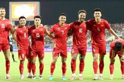 HLV Kim Sang Sik cao tay giúp tuyển Việt Nam hạ Malaysia 2-0, hiên ngang vào chung kết