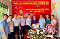 Trao tặng Huy hiệu Đảng đợt 2-9 tại nhà cho đảng viên 60 năm tuổi Đảng