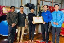 Ban Chấp hành Đoàn TNCS Hồ Chí Minh tỉnh Gia Lai truy tặng bằng khen cho Thượng sĩ Kpă Thiêp