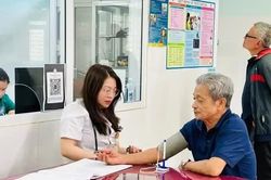 Bệnh viện lớn hỗ trợ trạm y tế x&atilde;, người d&acirc;n được lợi g&igrave;?