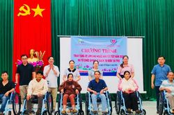 Trao tặng 42 chiếc xe lăn cho người khuyết tật ở khu vực Đức Cơ