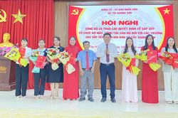 Xã Tây Khánh Sơn công bố quyết định thành lập trường học và công tác cán bộ