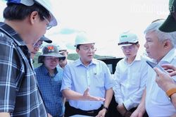 Phó Chủ tịch UBND tỉnh Lê Huyền kiểm tra việc khai thác, sử dụng vật liệu cho các dự án