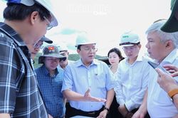 Phó Chủ tịch UBND tỉnh Lê Huyền kiểm tra việc khai thác, sử dụng vật liệu cho các dự án