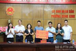 Phường Đông Kinh trao kinh phí hỗ trợ hộ nghèo và bàn giao công trình sửa chữa nhà ở