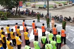 Cảnh sát giao thông Lào Cai tuyên truyền pháp luật về trật tự, an toàn giao thông cho các tổ xe ôm tự quản trước mùa lễ hội