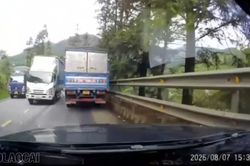Cảnh sát giao thông Lào Cai xử lý xe tải vượt xe không đúng quy định trên Quốc lộ 4D