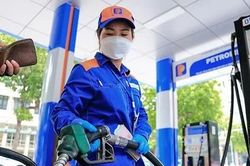 Gi&aacute; xăng dầu đồng loạt tăng