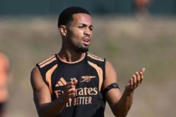Arsenal chỉ đồng &yacute; cho Newcastle mượn tiền vệ t&agrave;i năng Ethan Nwaneri trong m&ugrave;a giải 2026/27