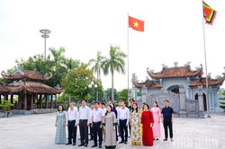 Trường Ch&iacute;nh trị tỉnh d&acirc;ng hương tưởng niệm 60 năm ng&agrave;y hy sinh của Mười c&ocirc; g&aacute;i d&acirc;n qu&acirc;n ph&aacute;o ph&ograve;ng kh&ocirc;ng Lam Hạ