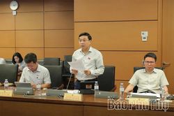 Đại biểu Quốc hội tỉnh Ph&uacute; Thọ thảo luận tại tổ về một số dự &aacute;n luật