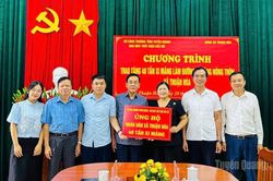 Sở C&ocirc;ng thương v&agrave; Thủy điện Bắc M&ecirc; hỗ trợ x&atilde; Thuận H&ograve;a 40 tấn xi măng l&agrave;m đường b&ecirc; t&ocirc;ng