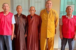 Phát hiện 5 người nước ngoài mặc trang phục tu sĩ mời gọi, bán hàng cho du khách ở chợ Bến Thành
