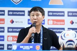 HLV Kim Sang-sik khen ngợi hai ngôi sao của tuyển Việt Nam sau trận thắng Malaysia