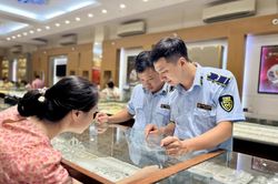 Hà Nội tăng cường kiểm tra, xử lý vi phạm trên thị trường vàng, bạc, ngoại tệ