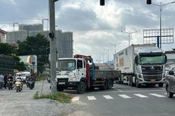 TP.HCM: Xe tải tông 2 xe máy, 3 người thương vong