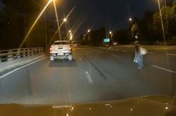 Thót tim khoảnh khắc ô tô đánh lái gấp tránh người đứng giữa cao tốc