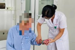 Hạ kali máu do cường giáp, khiến người đàn ông 41 tuổi yếu tứ chi, không thể đi lại