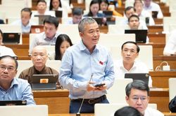 Đề nghị bỏ tự chủ tài chính bệnh viện cơ sở, giải bài toán tiền lương cho cán bộ y tế