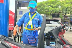 Giá xăng đồng loạt tăng, dầu diesel tăng hơn 1.300 đồng/lít