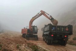 Sạt lở núi gây ách tắc giao thông QL40B và nhiều tuyến tỉnh lộ phía Tây Quảng Ngãi