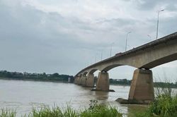 T&agrave;u chở c&aacute;t mất l&aacute;i, ch&igrave;m dưới cầu Trung H&agrave;, 1 người mất t&iacute;ch