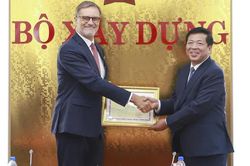 Bộ X&acirc;y dựng trao tặng Kỷ niệm chương cho Đại sứ Ph&aacute;p tại Việt Nam Olivier Brochet