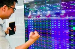 VN-Index tăng hơn 7 điểm, VIC tiếp tục n&acirc;ng đỡ thị trường