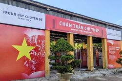 Tổ chức trưng bày chuyên đề 'Chân trần chí thép' tại Hội An