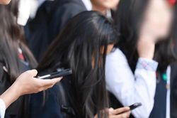 Hàn Quốc tranh luận: Có nên thu điện thoại của học sinh cả ngày?