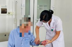 Người đàn ông 41 tuổi yếu tứ chi, không thể đi lại vì căn bệnh ít ai ngờ