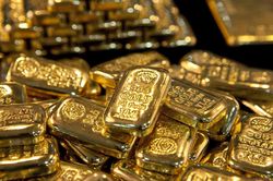 Giá vàng thế giới giữ mốc 4.500 USD/oz dù điều chỉnh nhẹ