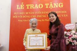 Phường Cầu Giấy trao Huy hiệu 80 năm tuổi Đảng