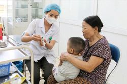 Hà Nội rà soát, tiêm phòng cho trẻ đầu năm học mới